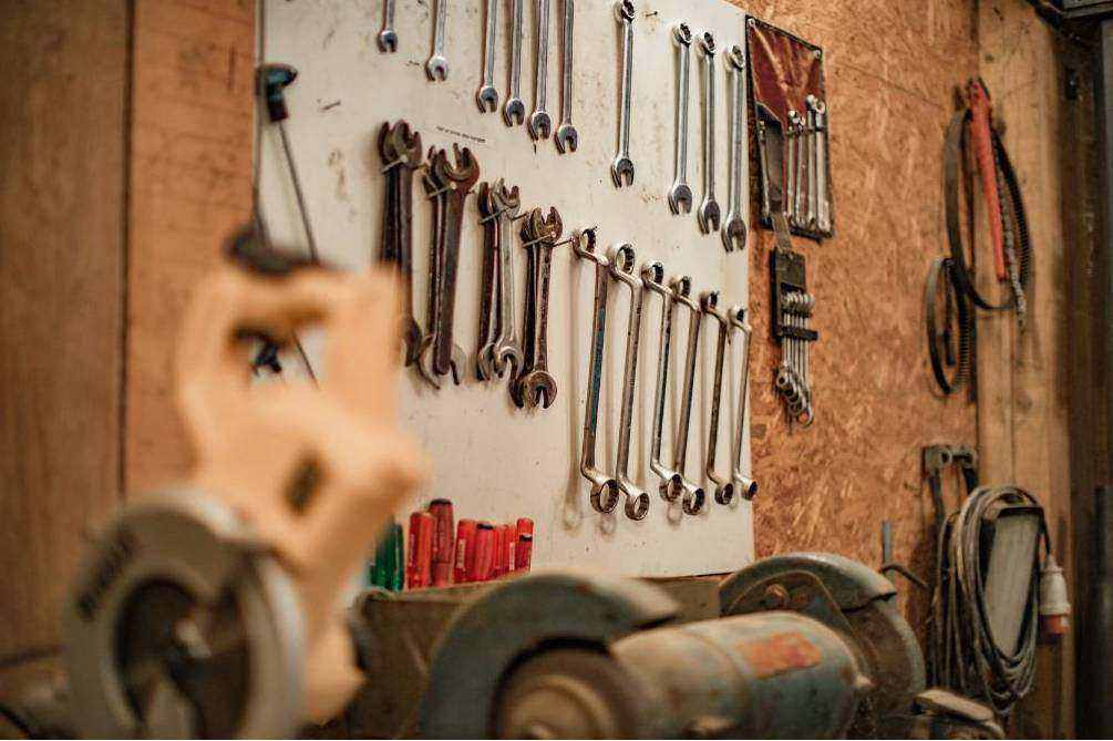 Mechaniker prüft Bremse